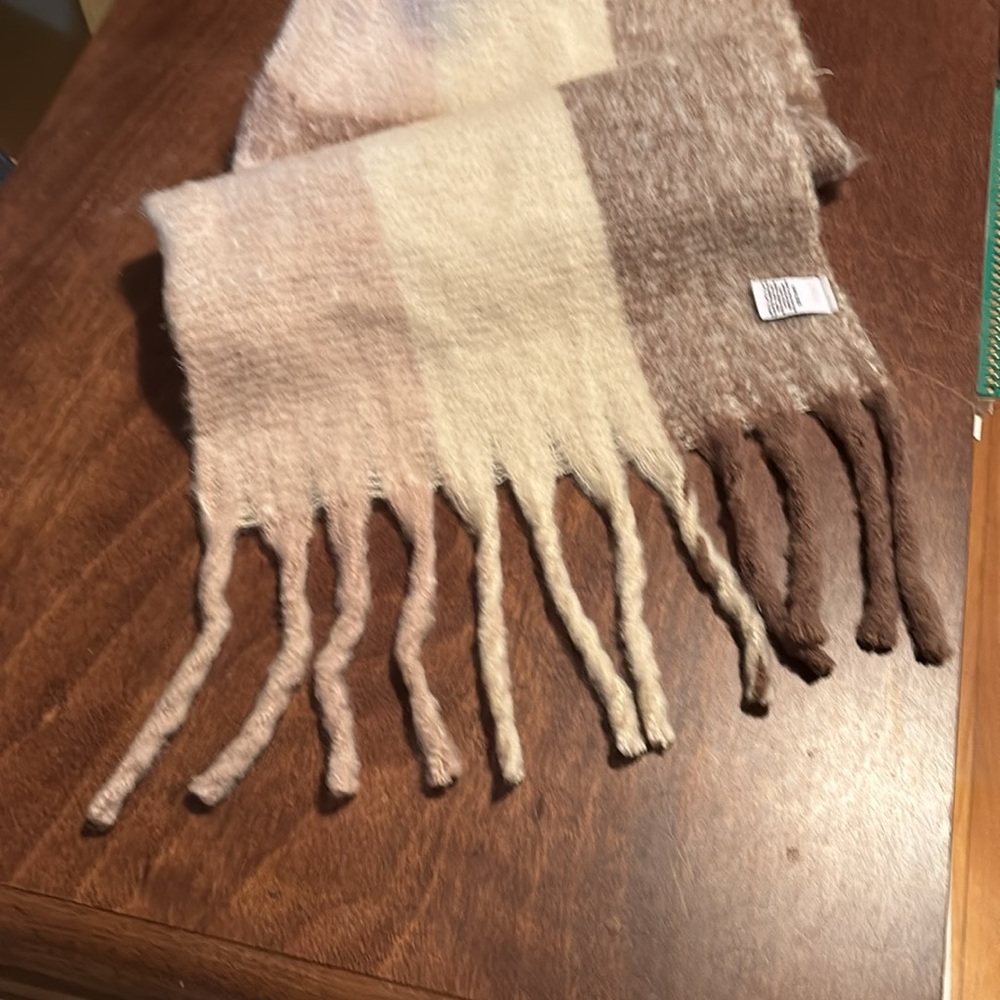 Super soft brand new scarf from Blondo